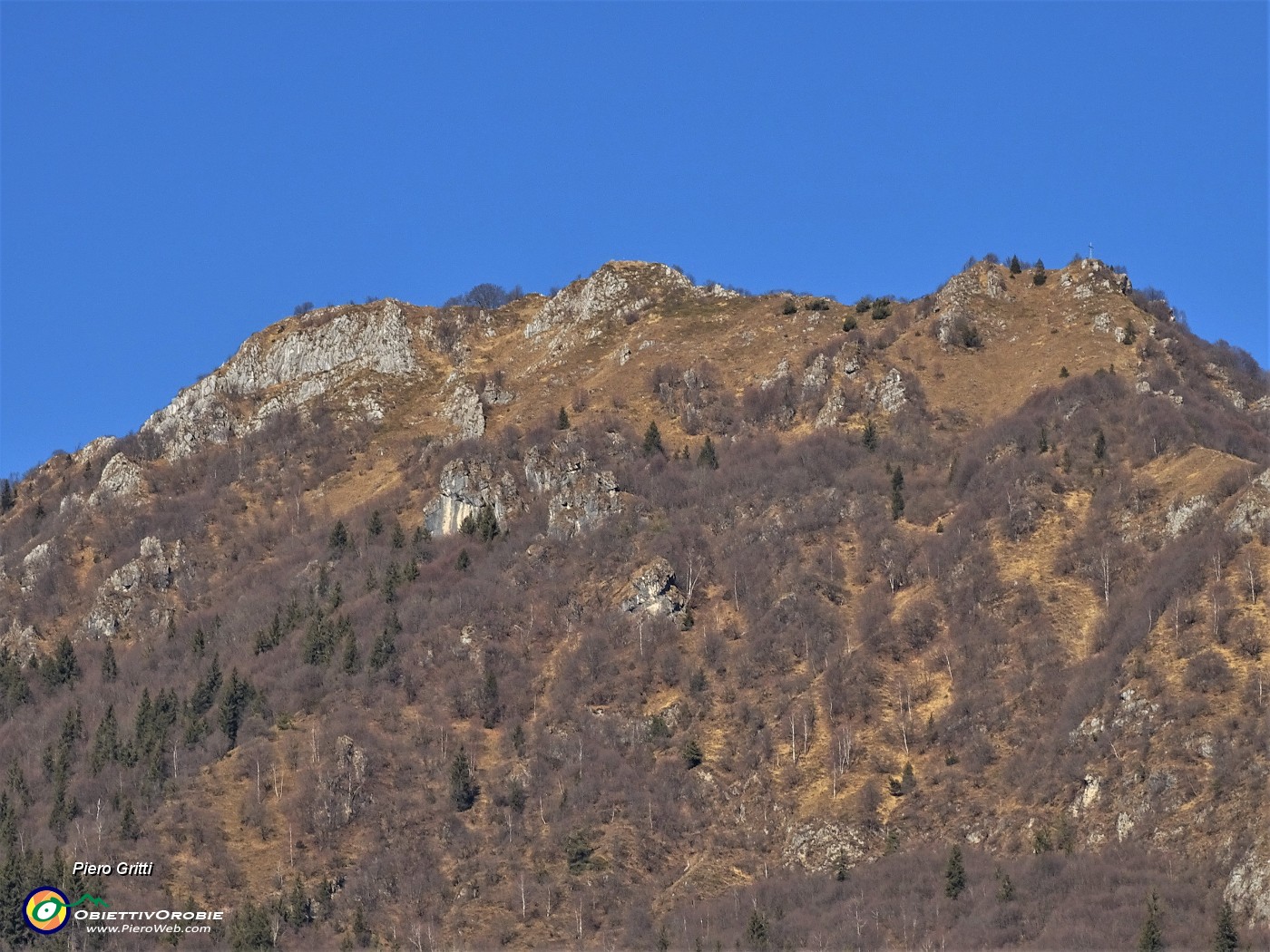 09 Zoom sul Monte Castello dalla chiesa di Serina.JPG